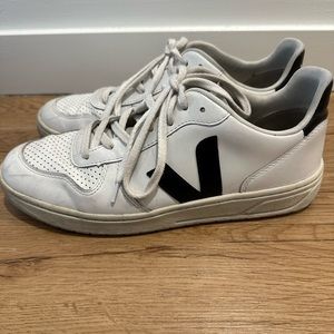 Vejas v-10 men’s sneakers in black and white